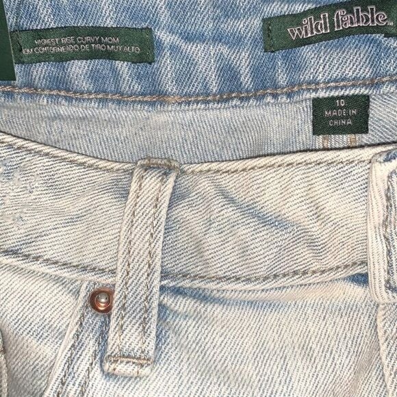 Wild Fable Light Wash Distressed Highest Rise Curvy Mom Jeans Size 10/30 Waist - Picture 2 of 8